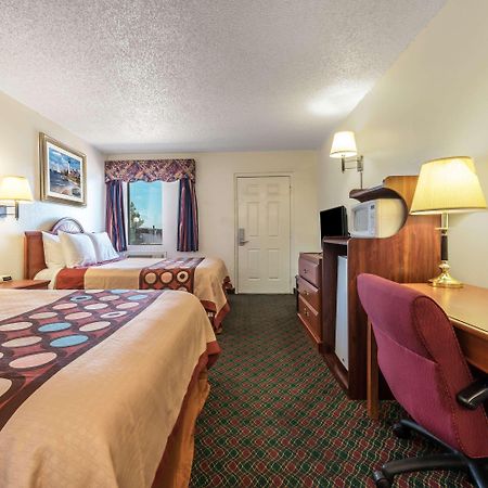 Super 8 By Wyndham Eastland Hotel Екстериор снимка
