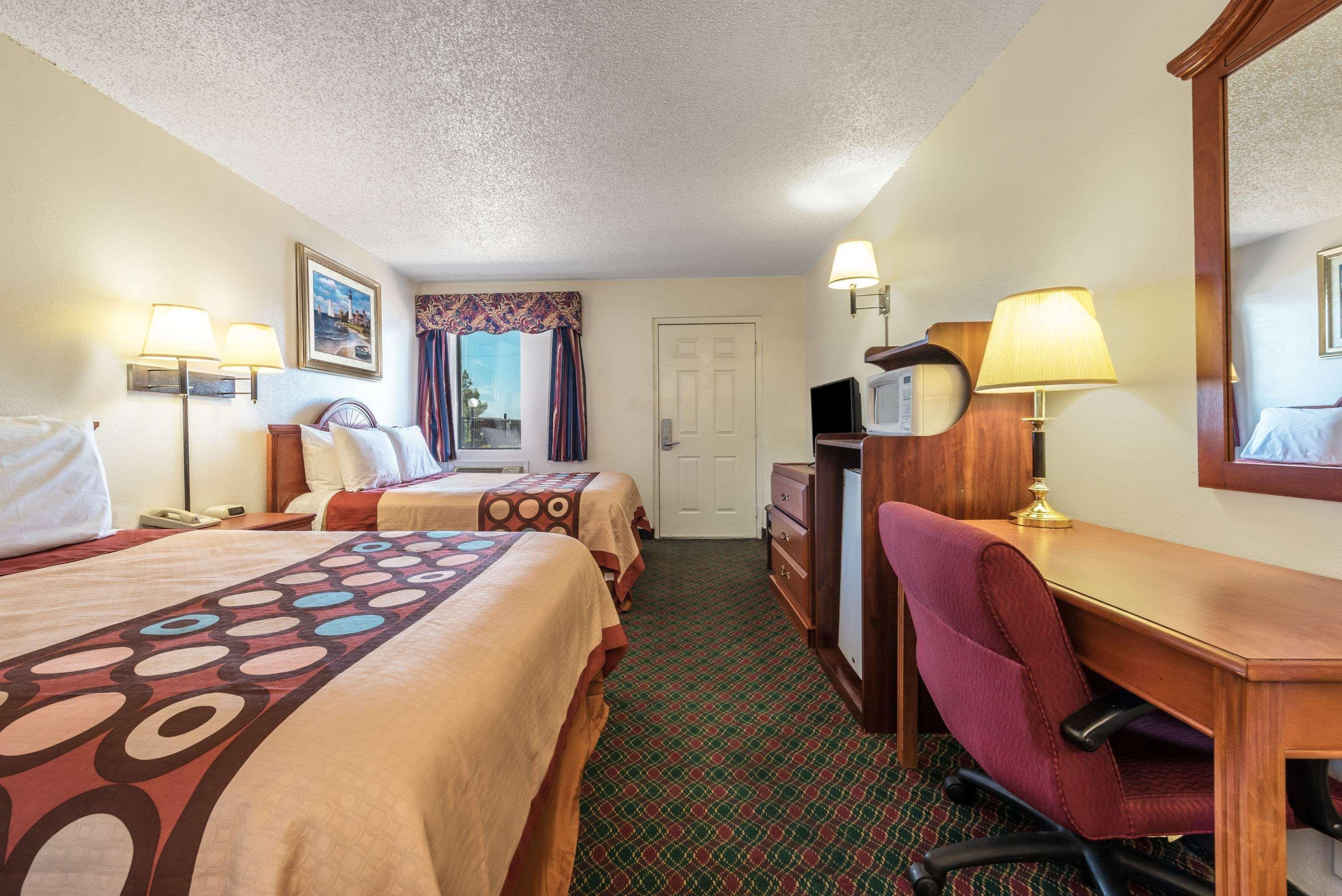 Super 8 By Wyndham Eastland Hotel Екстериор снимка