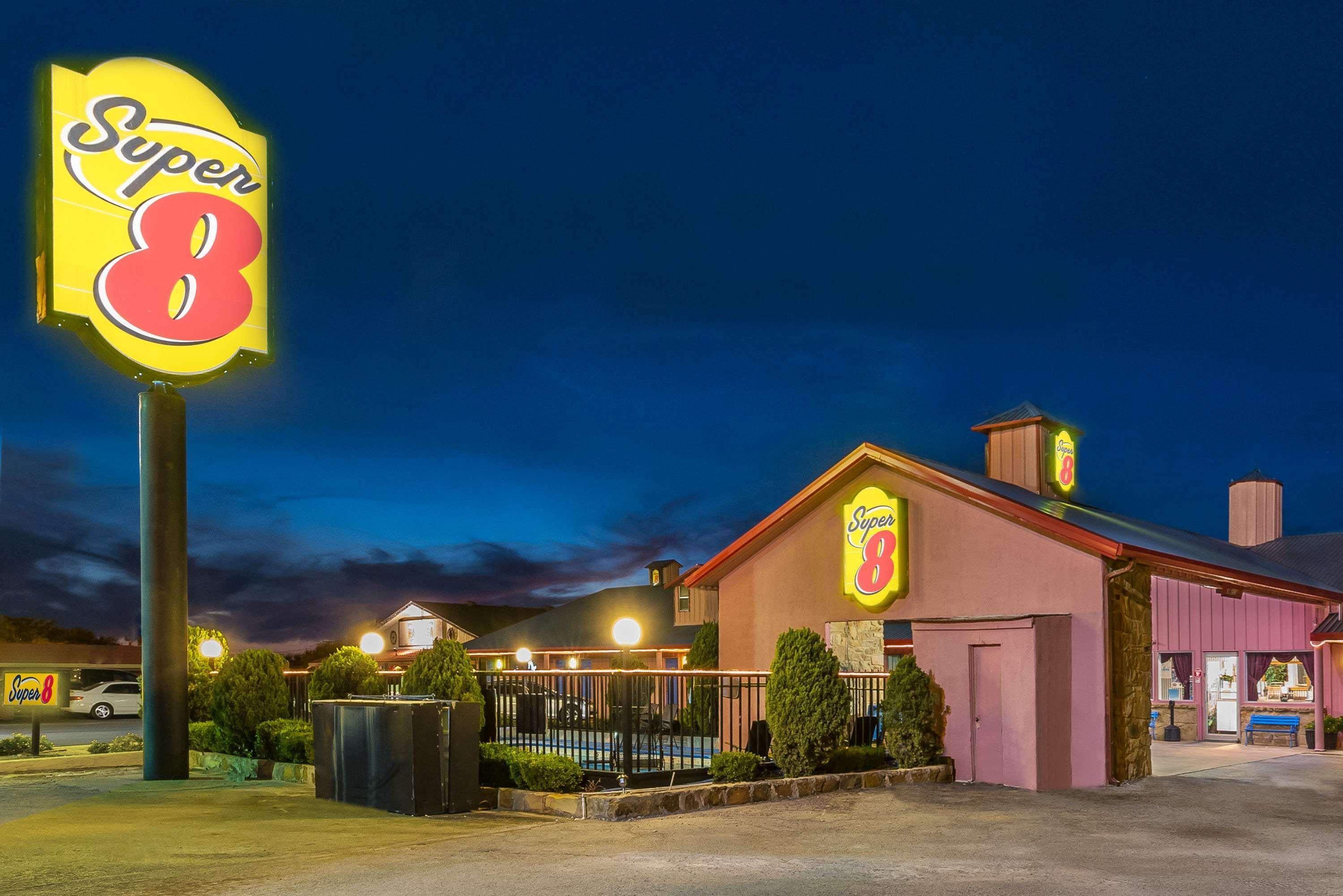 Super 8 By Wyndham Eastland Hotel Екстериор снимка