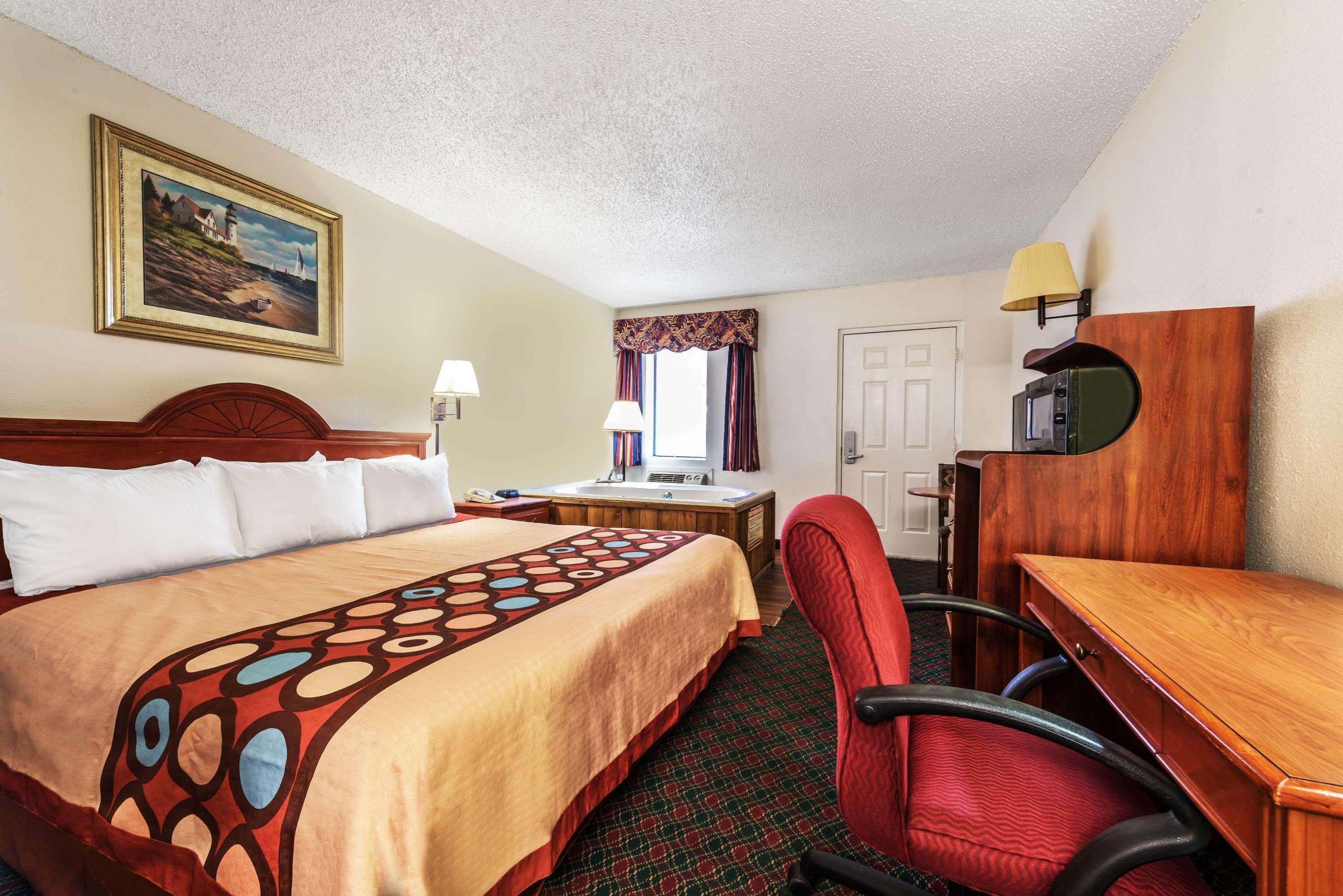 Super 8 By Wyndham Eastland Hotel Екстериор снимка