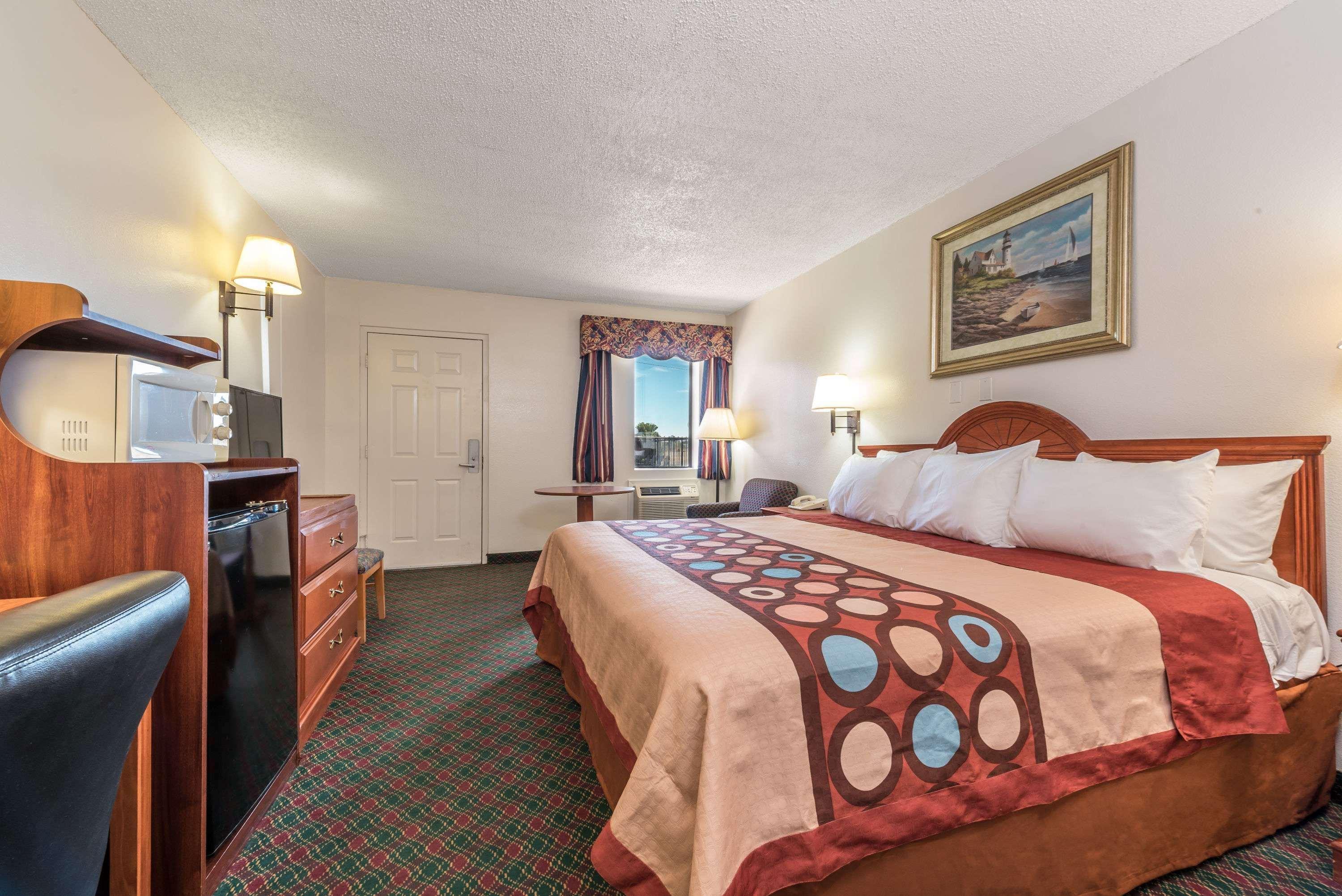 Super 8 By Wyndham Eastland Hotel Екстериор снимка