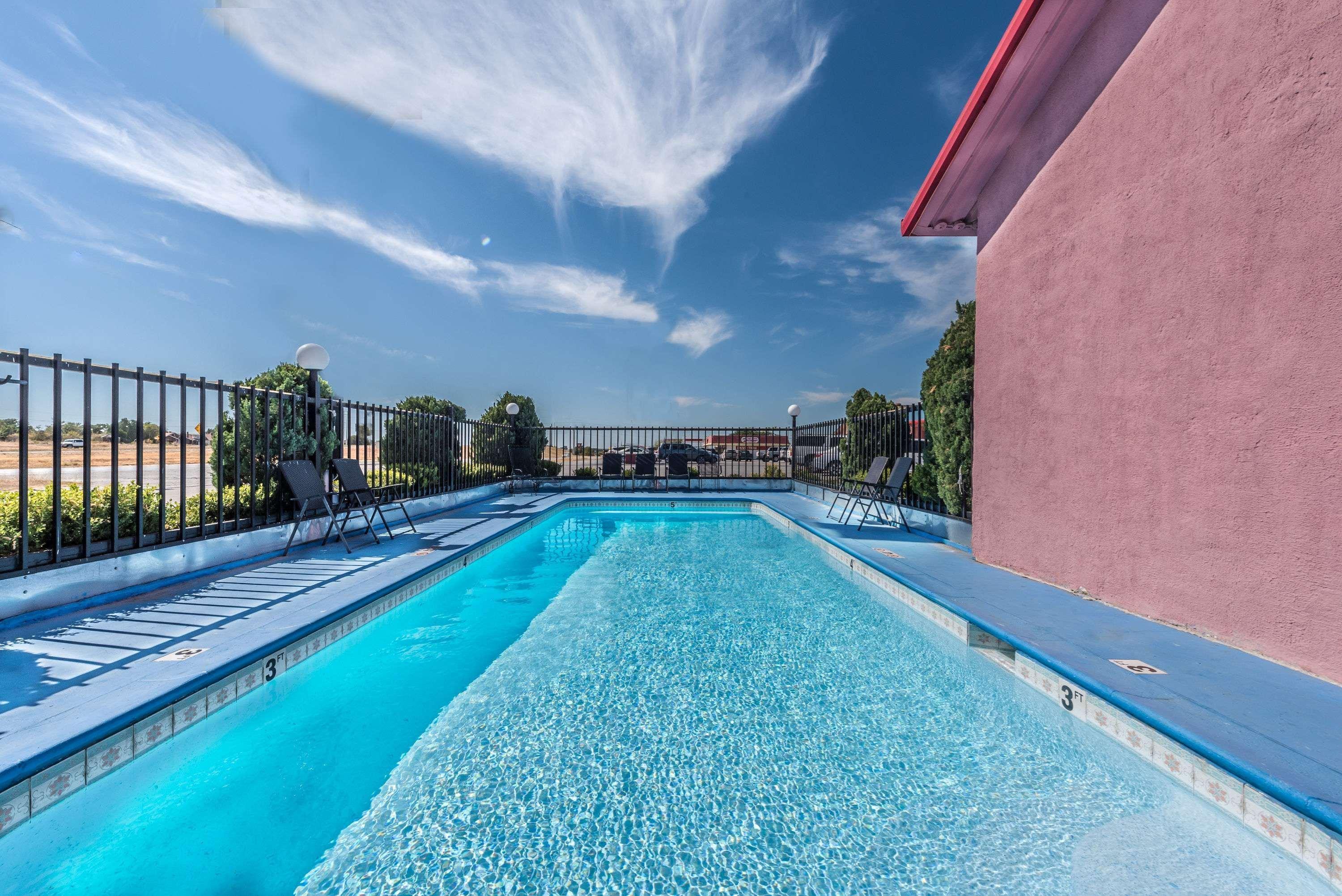 Super 8 By Wyndham Eastland Hotel Екстериор снимка