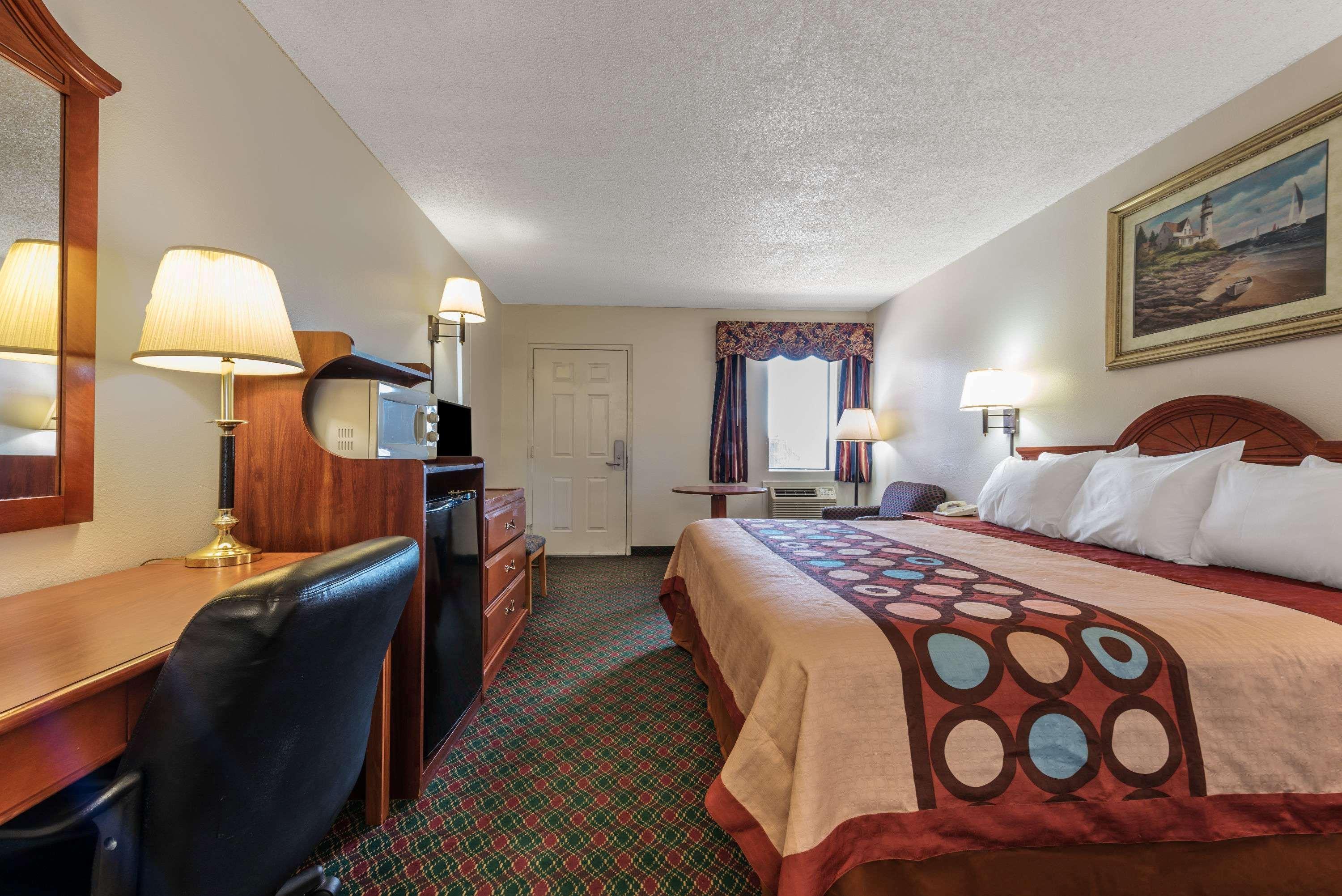Super 8 By Wyndham Eastland Hotel Екстериор снимка