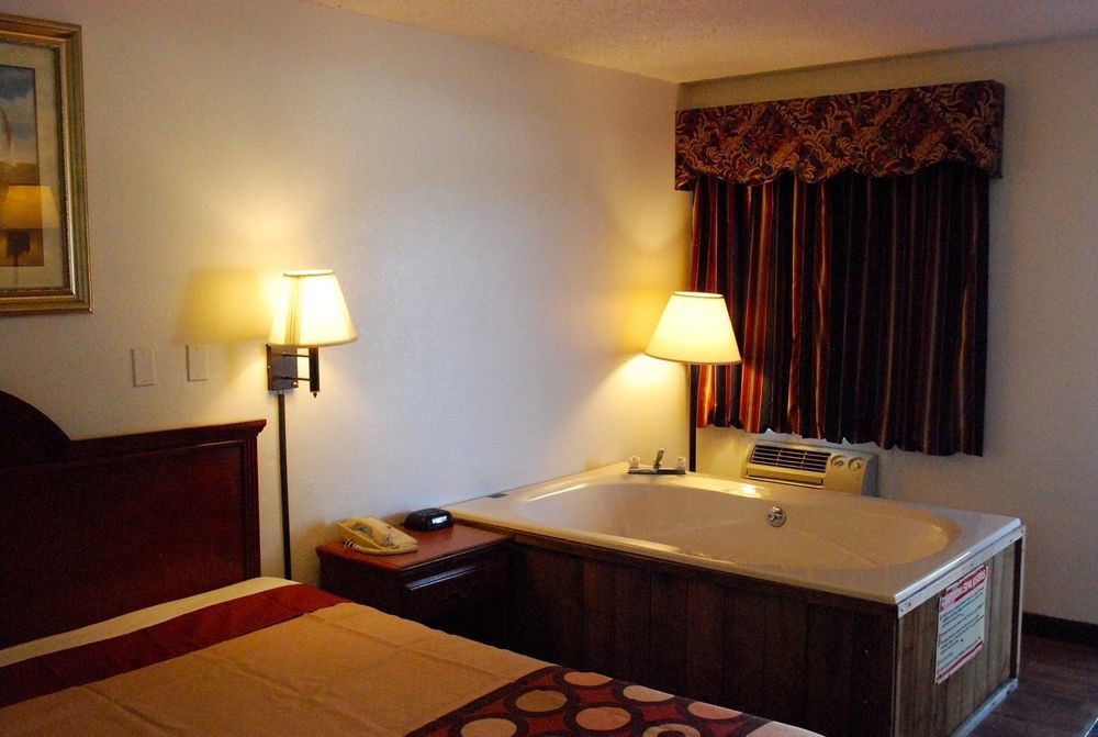Super 8 By Wyndham Eastland Hotel Екстериор снимка